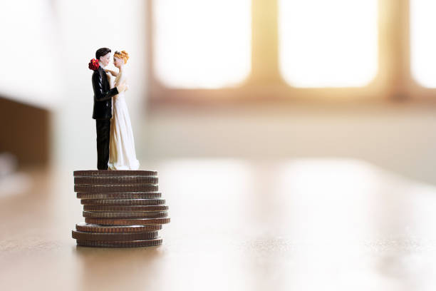 финансовые сохранить деньги на свадьбу. подготовка к браку расходы - молодожёны стоковые фото и изображения