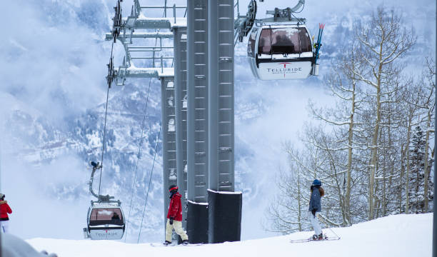 теллурид гондола лифт на зиму. - colorado skiing usa color image стоковые фото и изображения