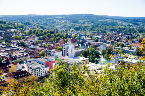 panorama der stadt suhl thüringen. deutschland - thuringia stock-fotos und bilder