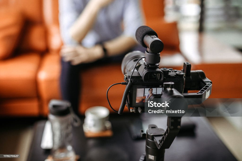 Fotocamera professionale che filma un podcast video - Foto stock royalty-free di Videocamera