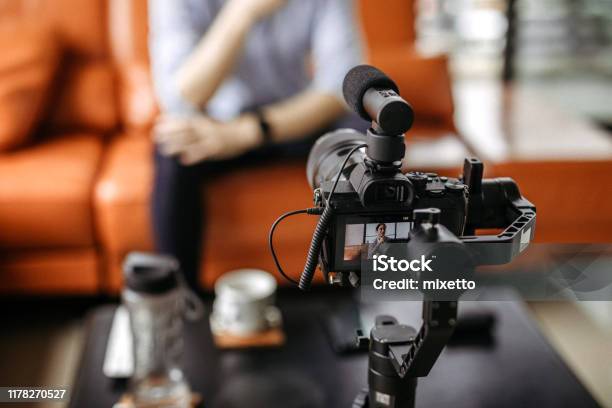 Fotocamera Professionale Che Filma Un Podcast Video - Fotografie stock e altre immagini di Videocamera