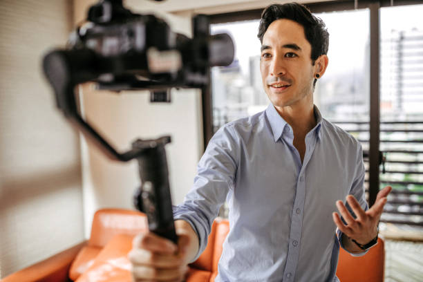 mixed race influencer filma en video hemma - företagande videor bildbanksfoton och bilder