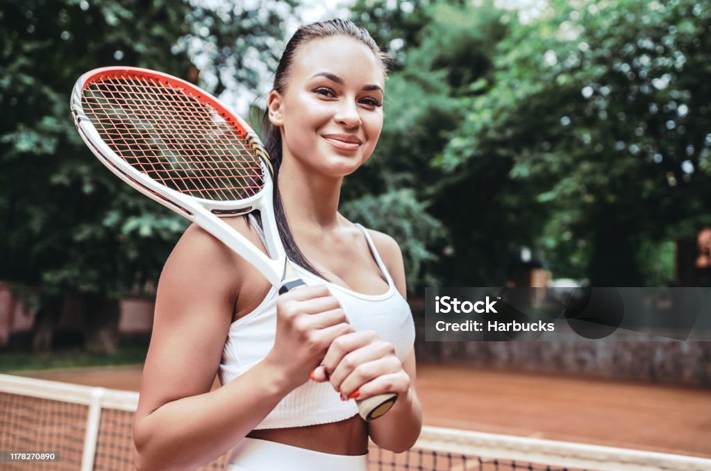 Arne Universiteit hoop Feeling Confident Of Winning Beautiful Young Woman Holding Tennis Racket  And Looking Happy Stock Photo - Download Image Now - iStock