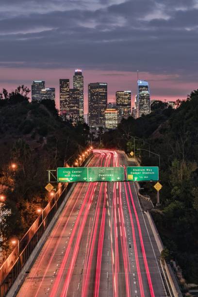 일몰과 함께 로스앤젤레스 다운타운으로 가는 길 - santa monica city of los angeles night los angeles county 뉴스 사진 이미지