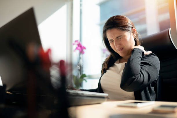 mulher de negócios tired que prende seu nuca - nape - fotografias e filmes do acervo