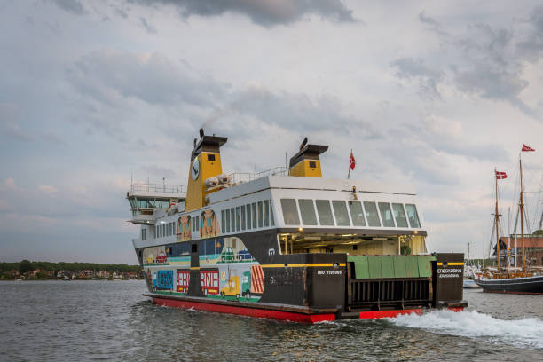 el colorido ferry a aeroe navegando desde el puerto de svendborg - aeroe fotografías e imágenes de stock