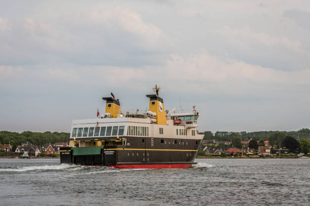 le ferry coloré pour aeroe naviguant hors du port de svendborg - aeroe photos et images de collection