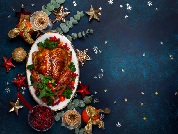 concepto de cena de navidad o año nuevo con pollo asado y varios platos de verduras. - holiday season turkey food fotografías e imágenes de stock