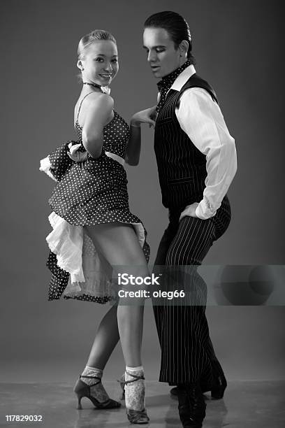 Pareja De Baile Foto de stock y más banco de imágenes de Adulto - Adulto, Amor - Sentimiento, Artista