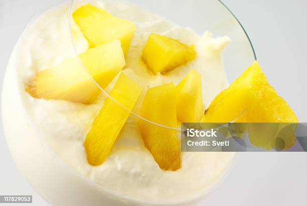 Crema Con Frutas Foto de stock y más banco de imágenes de Alimento - Alimento, Blanco - Color, Color - Tipo de imagen
