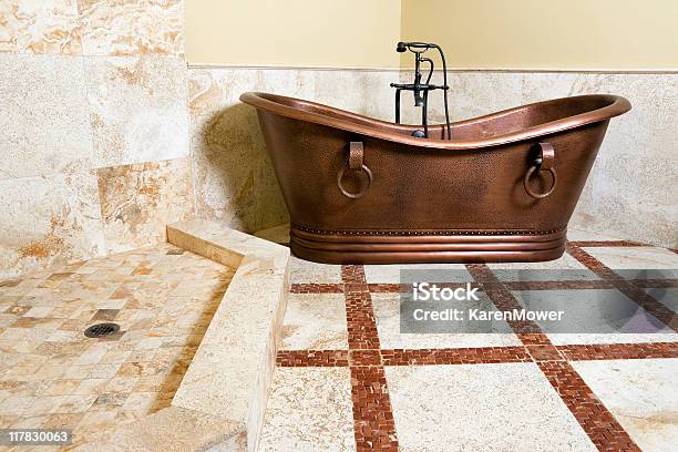 Baño De Lujo Foto de stock y más banco de imágenes de Cobre - Cobre, Bañera, Bañera con patas