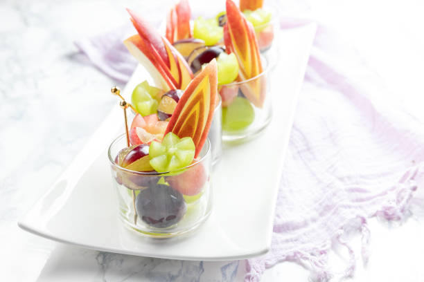tazas de vidrio rellenas de uvas jugosas maduras sobre la mesa - dessert buffet italian culture food fotografías e imágenes de stock