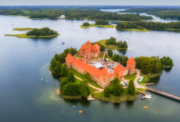 widok z lotu ptaka na zamek na wyspie trakai w jeziorze galve, litwa - troki zdjęcia i obrazy z banku zdjęć
