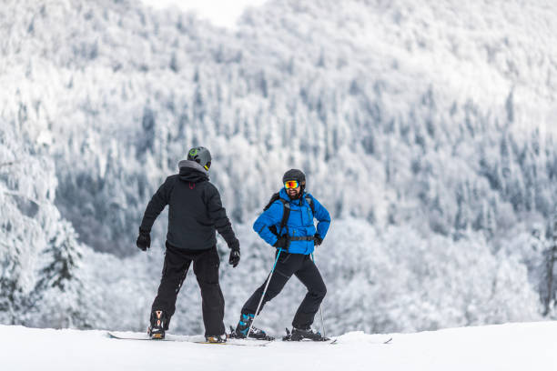 冬の日にスノーボードで友人と話す幸せなスキーヤー。 - snowboarding friendship snow winter ストックフォトと画像