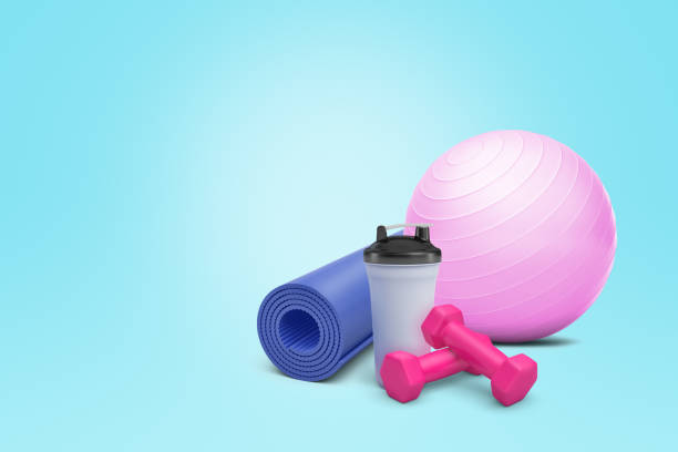 rendering 3d di fitball, tappetino yoga, manubri e shaker di plastica su sfondo blu - yoga ball foto e immagini stock
