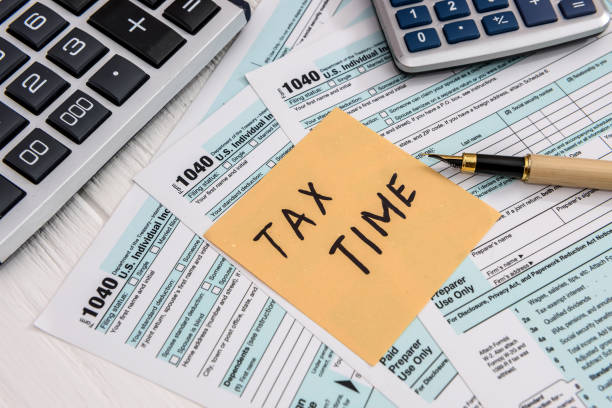 nota 'tax time' su 1040 modulo fiscale individuale - tassa foto e immagini stock