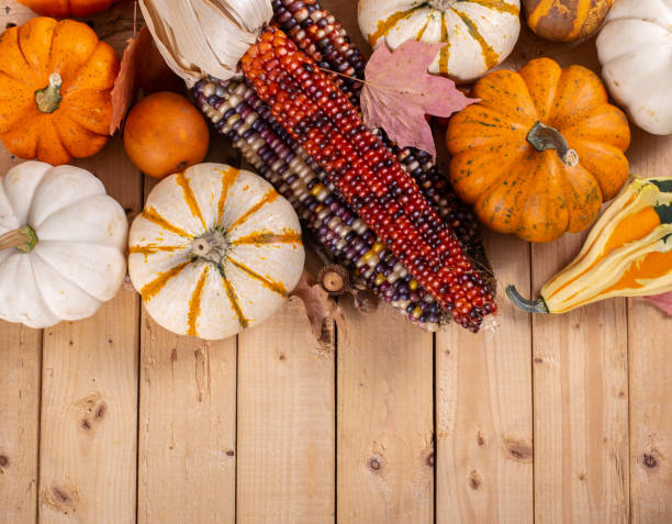 autunno mini zucche e mais indiano - autumn corn indian corn decoration foto e immagini stock