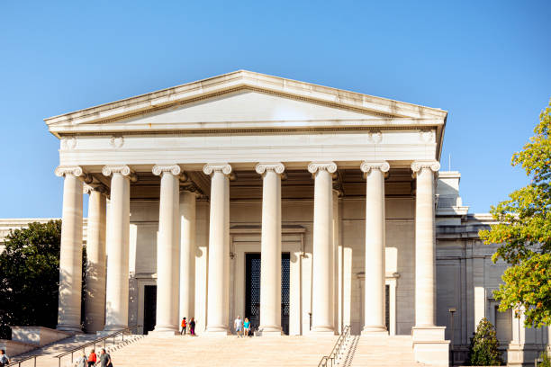 ワシントンd.c.の晴れた日に階段で観光客と国立美術館の西の建物。 - us national gallery of art ストックフォトと画像