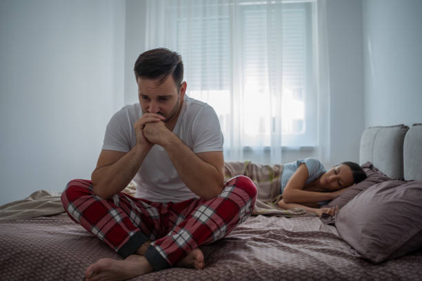 młody człowiek ma problemy ze snem. - men women contemplation sleeping zdjęcia i obrazy z banku zdjęć