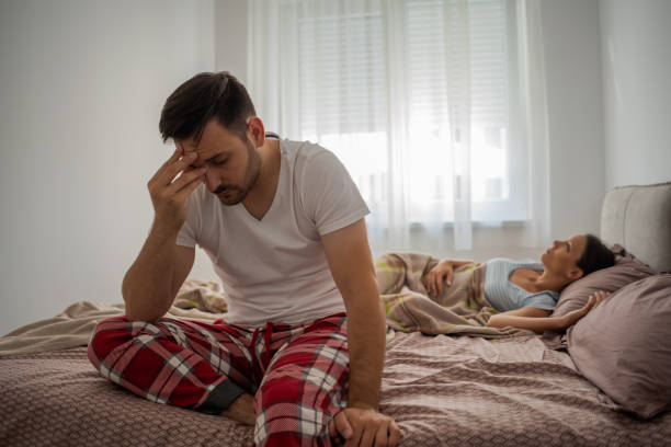 młody człowiek ma bezsenność. budzi się wcześnie rano. - men women contemplation sleeping zdjęcia i obrazy z banku zdjęć