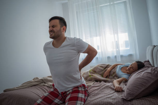 ból pleców po śnie - sleeping lying on back couple bed zdjęcia i obrazy z banku zdjęć