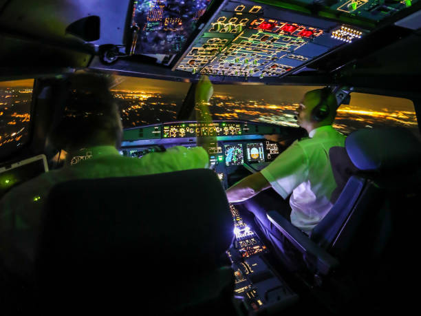 ночной рейс a320 с пилотами левый угол зрения - cockpit pilot night airplane стоковые фото и изображения