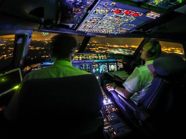 ночной рейс a320 с пилотами левый угол зрения - cockpit pilot night airplane стоковые фото и изображения