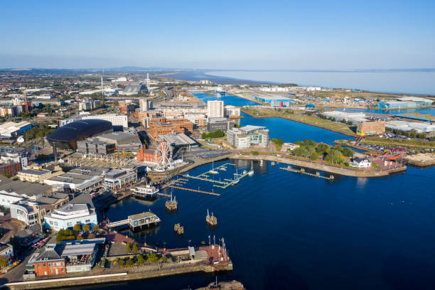 vista aérea de la bahía de cardiff - cardiff wales bay uk fotografías e imágenes de stock