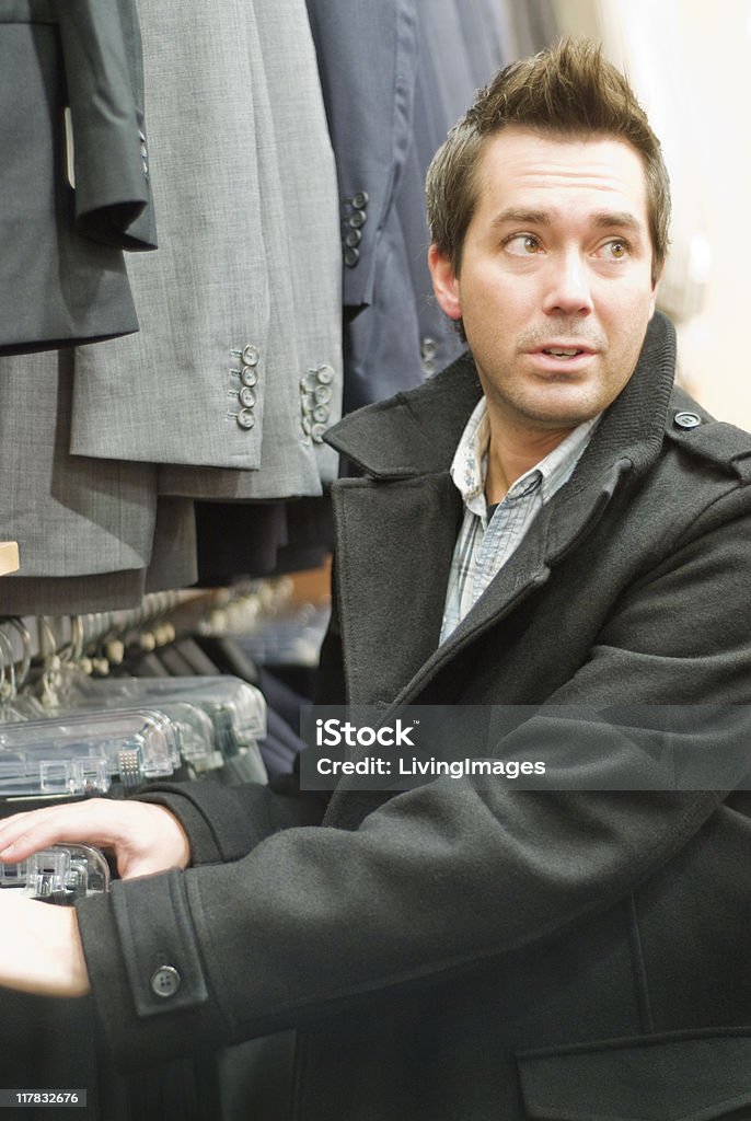 Hombre de compras en una tienda de ropa para hombres - Foto de stock de Abrigo libre de derechos