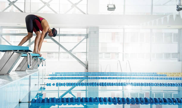 nuotatrice donna in posizione di partenza - look for trains” foto e immagini stock