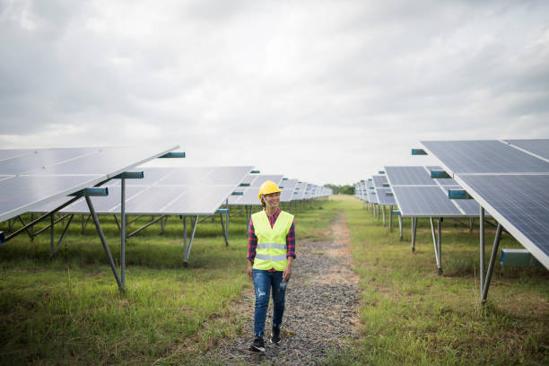 femme électrique d'ingénieur contrôlant et entretien des cellules solaires. - solar panel engineer solar power station women photos et images de collection