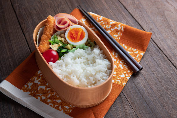 日本の木の弁当箱、マギワッパ - 副菜 ストックフォトと画像