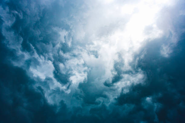 nubes de tormenta azul - heat mid air flying float fotografías e imágenes de stock