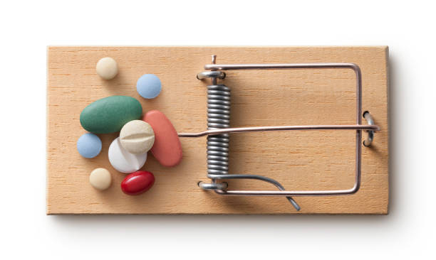 нарколовушка. фотография с отсечением пути. - vitamin pill excess pill capsule стоковые фото и изображения