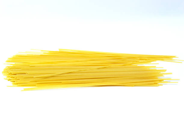 흰색 배경 위에 고립 된 신선한 스파게티. 조리된 신선한 스파게티 - spaghetti cooked heap studio shot 뉴스 사진 이미지