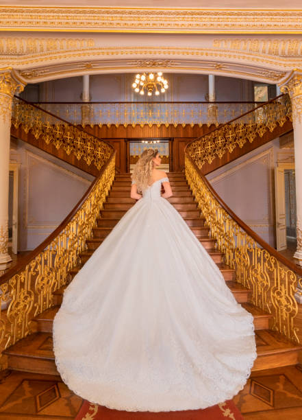 vestido de novia y diseño de pelo - novia en el palacio - staircase steps istanbul turkey fotografías e imágenes de stock