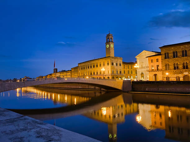 europe, italy. lungarni of pisa at night, tuscany, italy - cityscape pisa italy leaning tower of pisa imagens e fotografias de stock