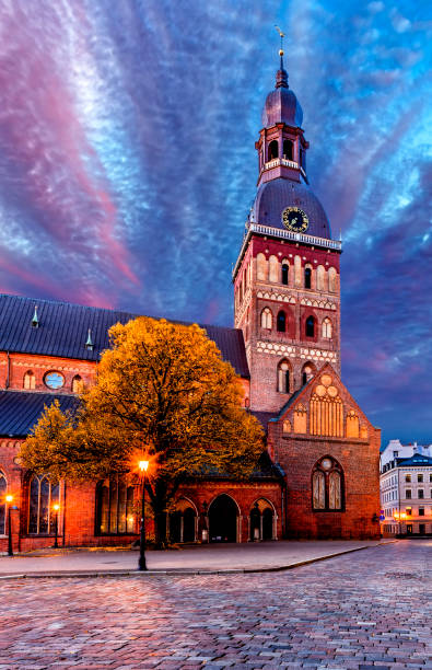 dome cathedral church is one of the oldest and biggest medieval buildings in riga - medieval autumn cathedral vertical imagens e fotografias de stock