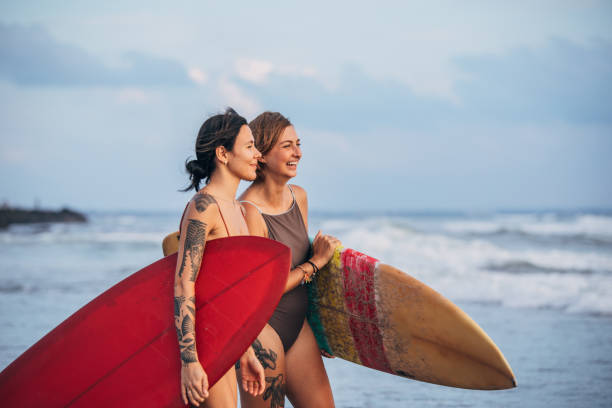 해변에서 여자 서퍼 - women sensuality surfing water sport 뉴스 사진 이미지