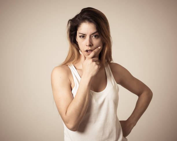 bella giovane donna caucasica pensando di guardare preoccupato e preoccupato. ritratto di giovane donna con una pianificazione del viso premurosa e pensando qualcosa. concetto di espressioni umane e facciali. - serious women human face teenager foto e immagini stock