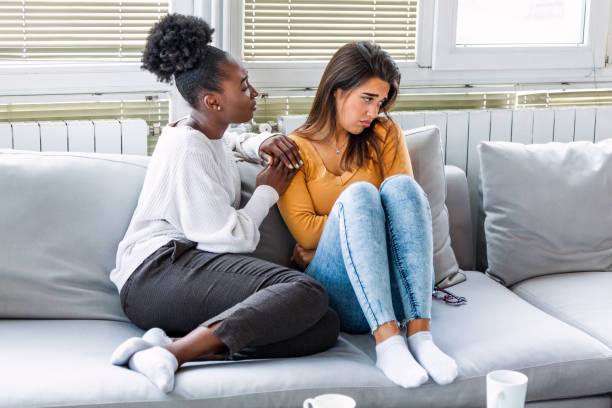 deux femmes parlent de problèmes à la maison. amitié consolante et soins, fille malheureuse soutenir sa petite amie, copier l'espace - child grief mourner disappointment photos et images de collection