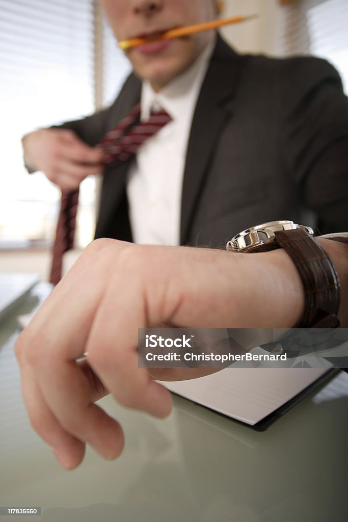 Hombre de negocios con un plazo de entrega - Foto de stock de 20-24 años libre de derechos