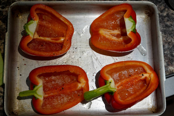 pimienta roja (pimiento) cortada por la mitad lista para cocinar - chopped green bell pepper pepper bell pepper fotografías e imágenes de stock