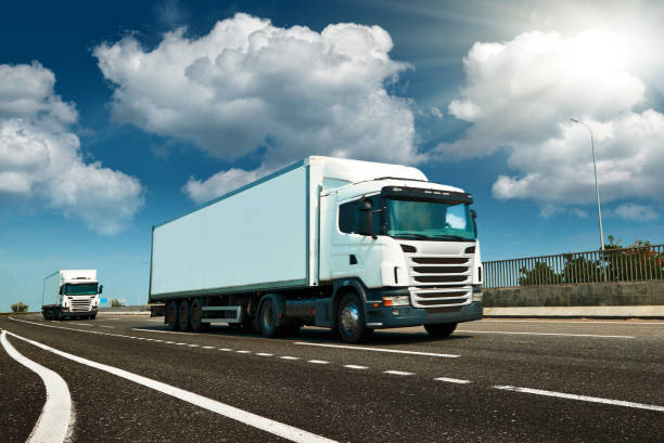 camion bianco è in autostrada - business, commerciale, concetto di trasporto merci, spazio libero e vuoto sulla vista laterale - blue bulk business cargo container foto e immagini stock