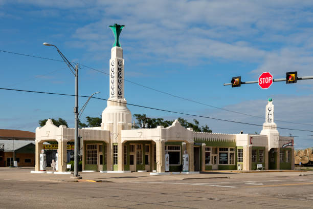 histórico u-drop inn en shamrock, texas - gas station old old fashioned 1930s style fotografías e imágenes de stock