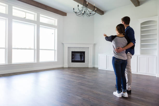 les jeunes couples planifient le décor à la maison dans la nouvelle maison - non meublé photos et images de collection