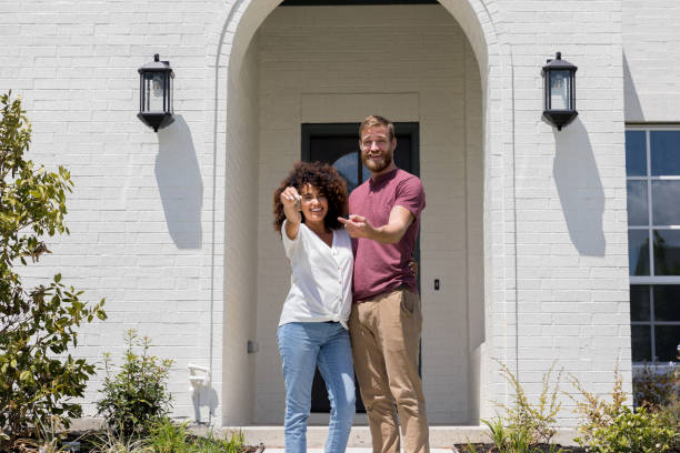 podekscytowana para pochwala nowy dom - garden key zdjęcia i obrazy z banku zdjęć