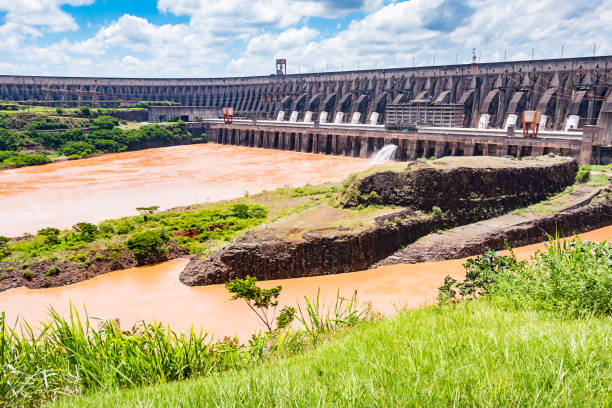 barrage d'itaipu entre le brésil et le paraguay - itaipu dam photos et images de collection
