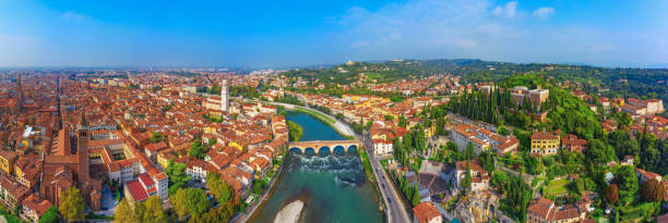 widok z lotu ptaka na miasto werona i rzekę adige włochy - torre dei lamberti zdjęcia i obrazy z banku zdjęć