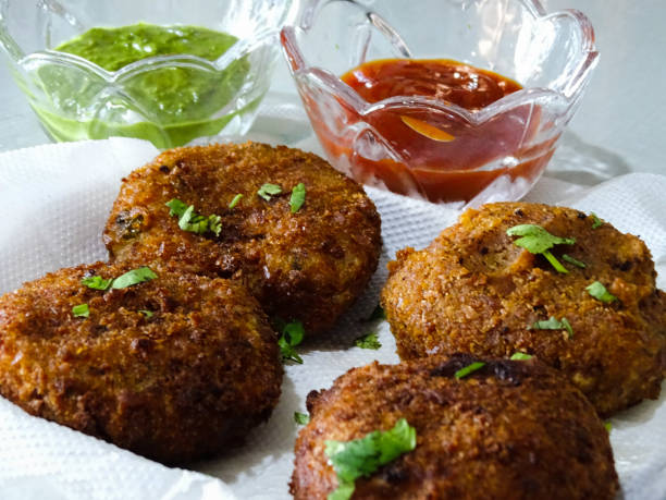 vegetable cutlets served hot with coriander chutney and tomato ketchup - asia cooked food gourmet imagens e fotografias de stock